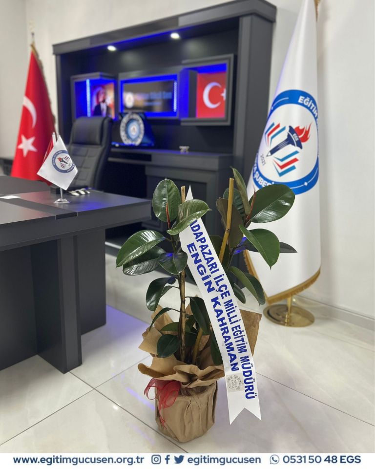 Adapazarı İlçe Milli Eğitim Müdürü Sayın Engin Kahraman'ın Sendikamıza Çiçek Takdimi
