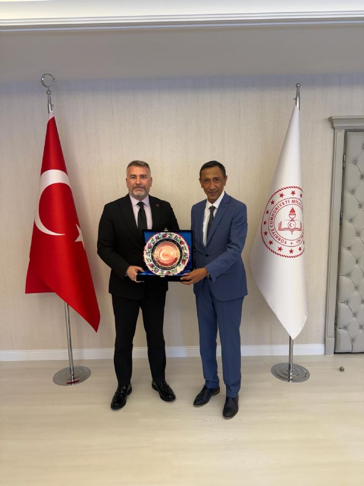 Genel Başkanımız Oğuz ÖZAT, Genel Başkan Yardımcılarımız ile birlikte Millî Eğitim Bakan Yardımcısı Sayın Cihad DEMİRLİ’yi makamında ziyaret etti.