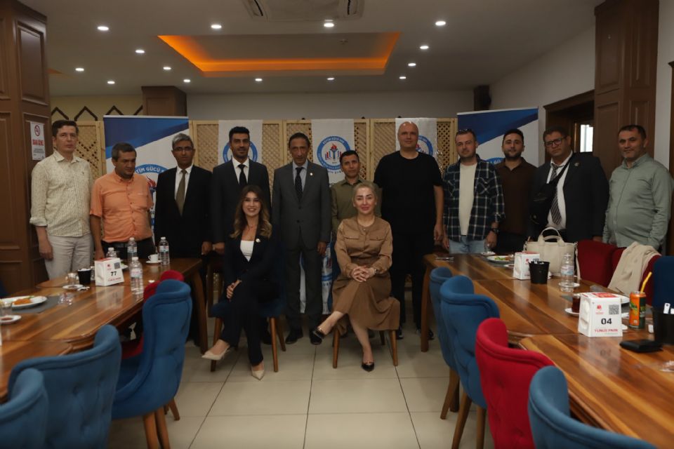 Genel Başkanımız Oğuz ÖZAT, Genel Sekreterimiz Sinem AKŞEMSETTİNOĞLU, Genel Başkan Yardımcılarımız Resul PARTİCİ ve Dilaver KÖRPE, Manisa’da İzmir ve Manisa İl Teşkilatlarımızla Bir Araya Geldi!