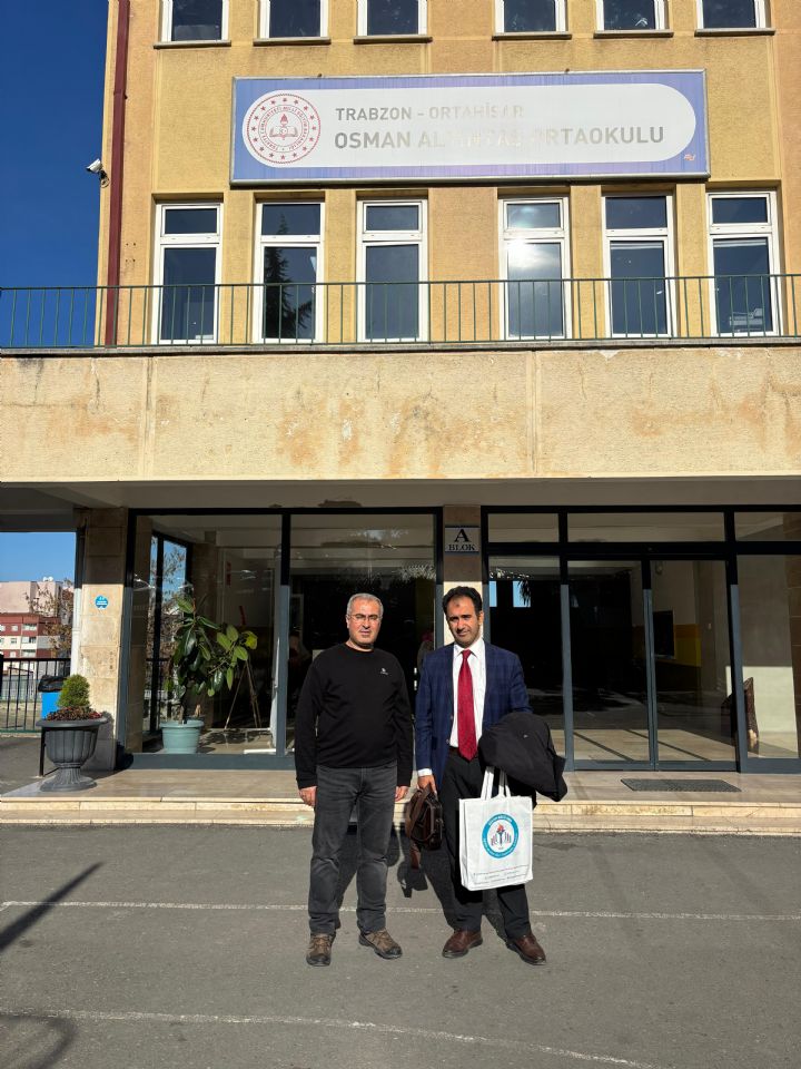 Trabzon Eğitim Gücü Sen İl Temsilcimiz Mutlu Özçelik’ten Osman Altındaş Ortaokuluna Ziyaret