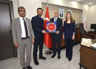 Genel Sekreterimiz Sinem AKŞEMSETTİNOĞLU, Genel Başkan Yardımcılarımız Resul PARTİCİ ve İbrahim Halil TOPALLAR Batman İl Millî Eğitim Müdürü Sayın Yaşar CİĞER’i Makamında Ziyaret Etmiştir.